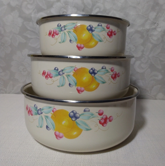Vintage Enamelware Fruit and Cream Nesting Bowls set of 3 - Picture 2 of 9